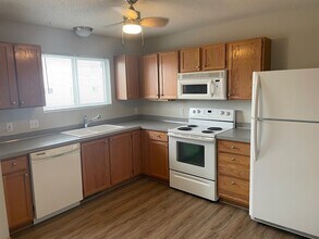 9073 Scarlet Globe Dr in Eden Prairie, MN - Building Photo - Building Photo
