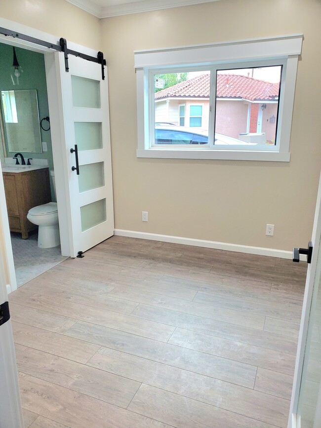 14758 Stare St, Unit Modern Abode in Mission Hills, CA - Foto de edificio - Building Photo