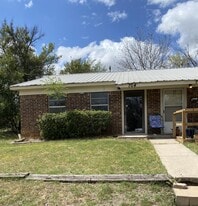 704 Sloan St in Weatherford, TX - Building Photo