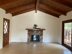 554 Paige Ln in Thousand Oaks, CA - Foto de edificio - Building Photo