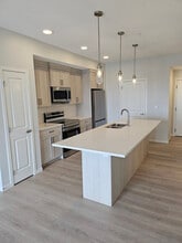 550 Belmont St SW in Calgary, AB - Building Photo - Building Photo