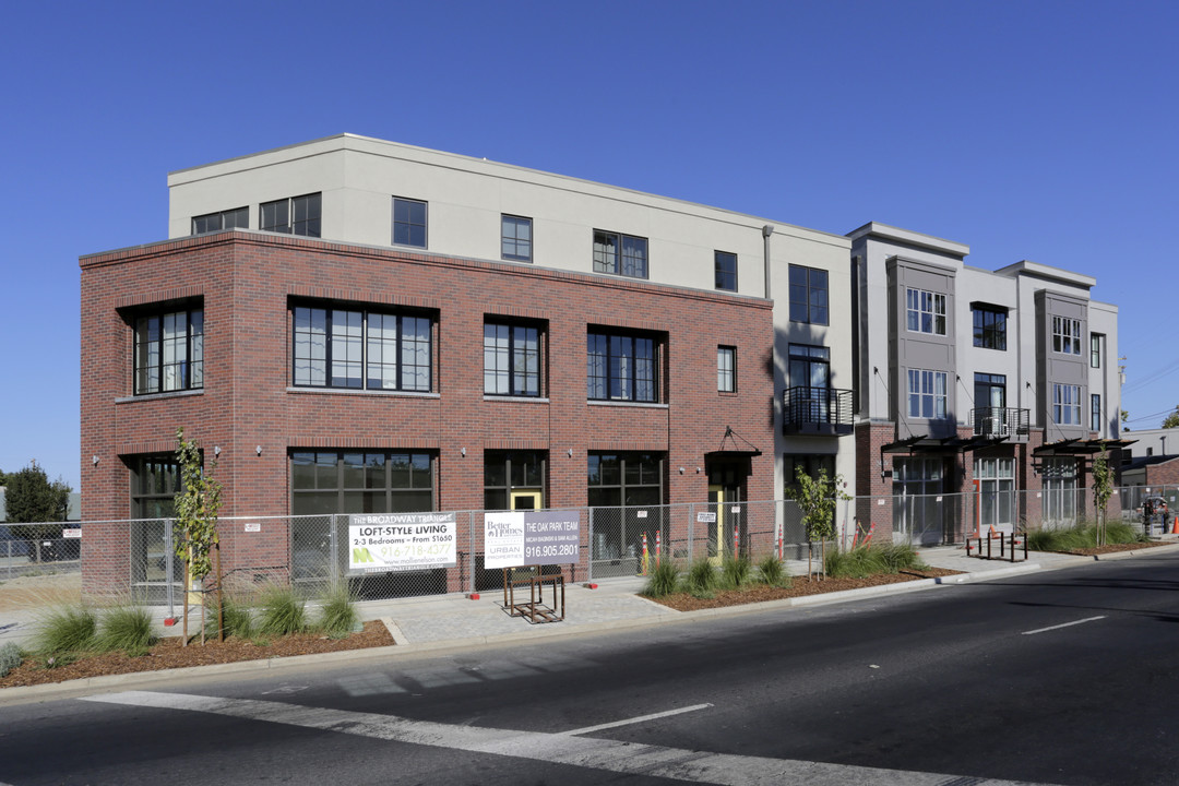 The Broadway Triangle in Sacramento, CA - Foto de edificio