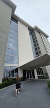 9273 Collins Ave in Surfside, FL - Foto de edificio - Building Photo