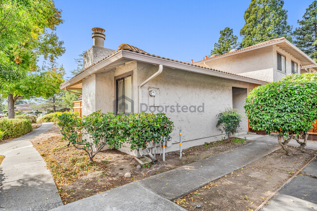 101 Torrey Pine Terrace in Santa Cruz, CA - Foto de edificio - Building Photo