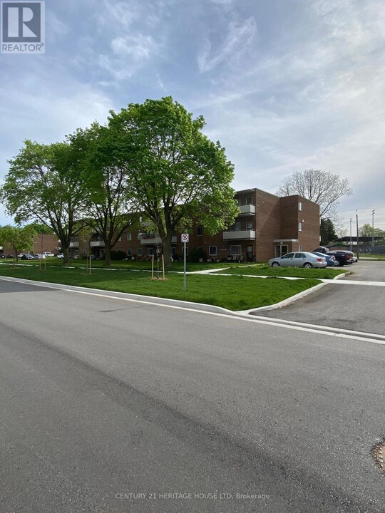 31-331 Parkside Dr in St Thomas, ON - Building Photo