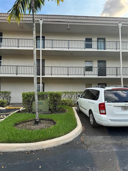 9400 Lime Bay Blvd in Tamarac, FL - Foto de edificio - Building Photo