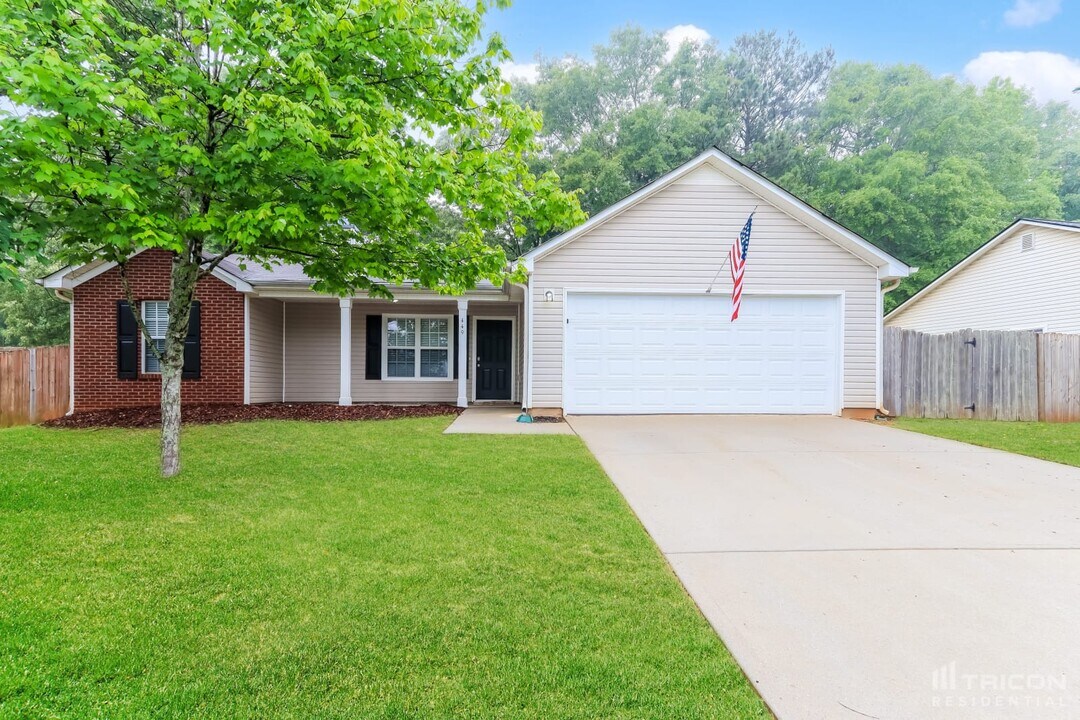 449 Sarah's Ln in Locust Grove, GA - Building Photo