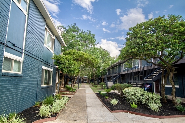 Encanto Apartments in Houston, TX - Foto de edificio - Building Photo