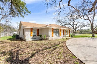 2701 Braemar Dr in Waco, TX - Foto de edificio - Building Photo