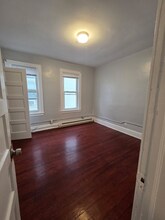 54 Crown St, Unit 2 in Waterbury, CT - Building Photo - Building Photo