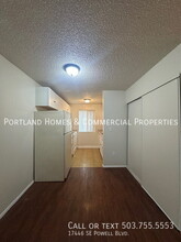 17446 SE Powell Blvd in Portland, OR - Building Photo - Building Photo
