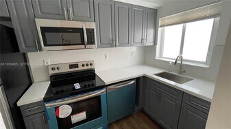 209 Northwest Dr in Miami, FL - Building Photo