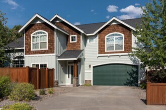 1076 NE Parkview Ct in Bend, OR - Building Photo - Building Photo