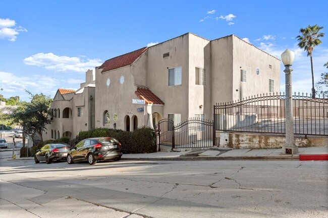 Heart of Hollywood | Large 2 Bedroom in Los Angeles, CA - Building Photo - Building Photo