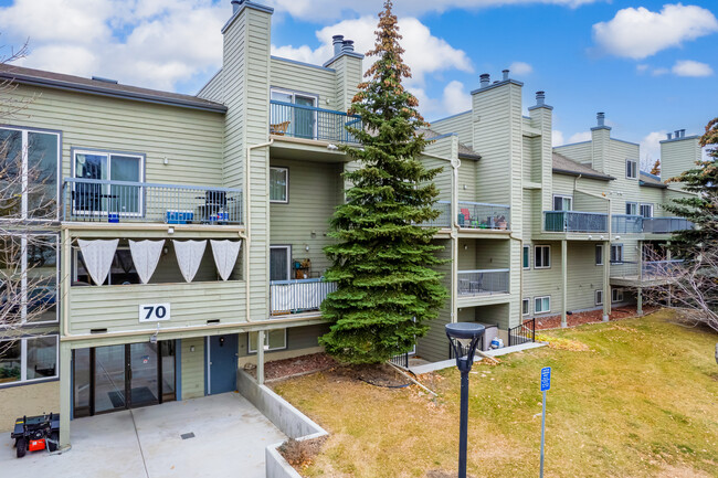 60-90 Glamis Dr SW in Calgary, AB - Building Photo - Building Photo
