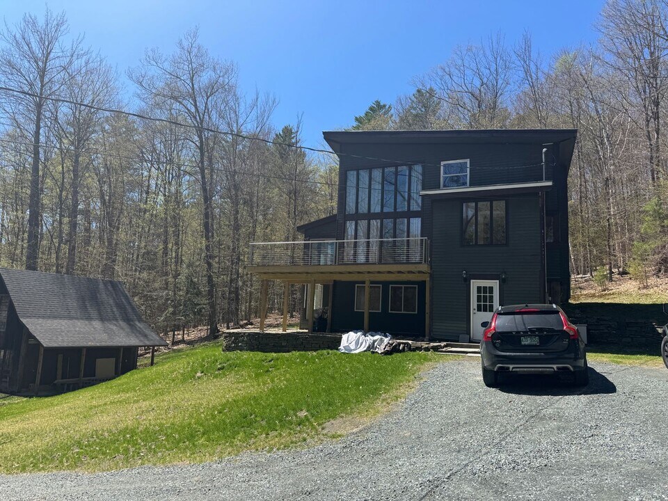 93 Warner Ln in Hartford, VT - Building Photo