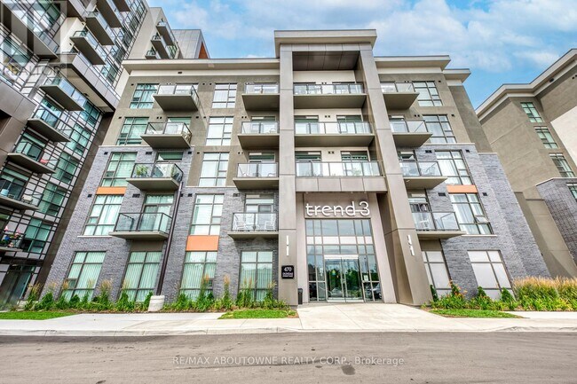 property at 470-470 Dundas St E