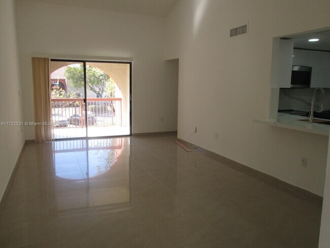 10241 NW 9th Street Cir, Unit 203-5 in Miami, FL - Building Photo - Building Photo