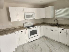 342 E 46th St in Hialeah, FL - Building Photo - Building Photo