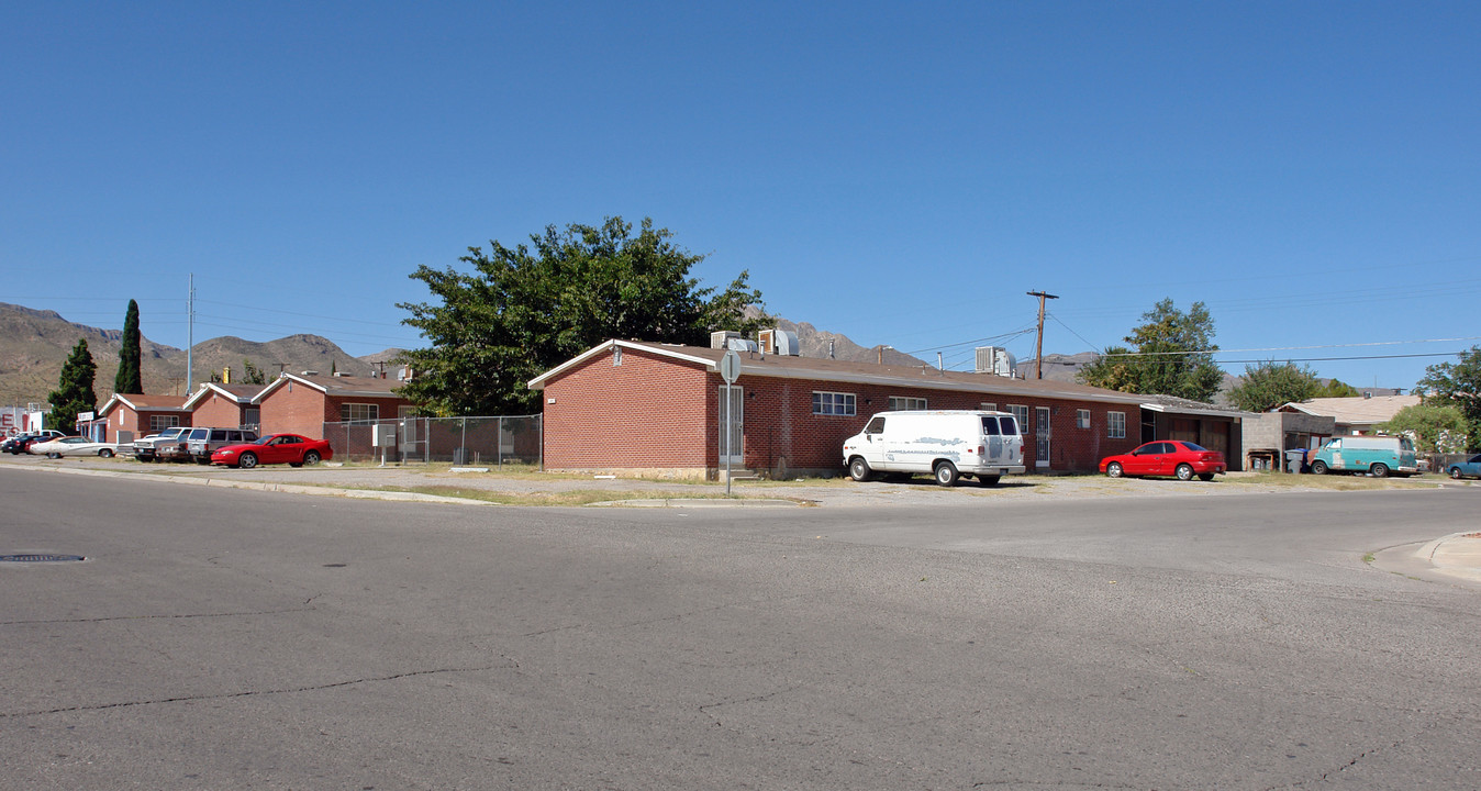 4015-4029 Broaddus Ave in El Paso, TX - Building Photo