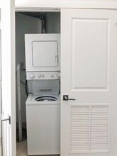 3919 N Janssen Ave, Unit 3915-G in Chicago, IL - Building Photo - Building Photo