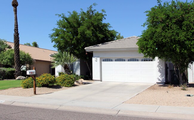 10042 N 7th Pl in Phoenix, AZ - Foto de edificio - Building Photo