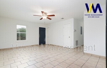 214 Nopal St in San Antonio, TX - Foto de edificio - Building Photo