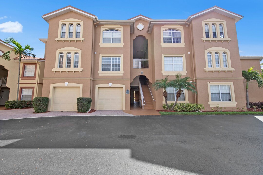 15630 Ocean Walk Circle in Ft. Myers, FL - Building Photo