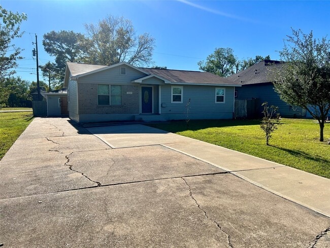 3311 Crestmeadow Dr in Pasadena, TX - Building Photo - Building Photo