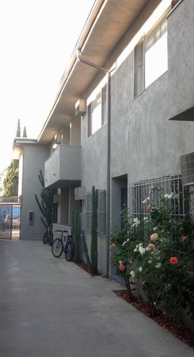 2341 Portland St, Unit 1 bd/1 bth in Los Angeles, CA - Foto de edificio - Building Photo