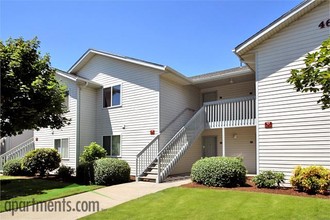 Saddle Club Apartments in Salem, OR - Building Photo - Building Photo