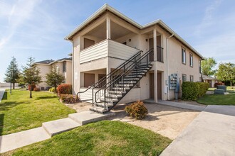 Quail Run Apartments in Kerman, CA - Building Photo - Building Photo