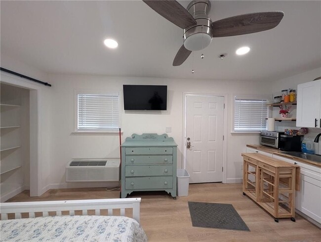 53 Winnapaug Rd in Westerly, RI - Foto de edificio - Building Photo