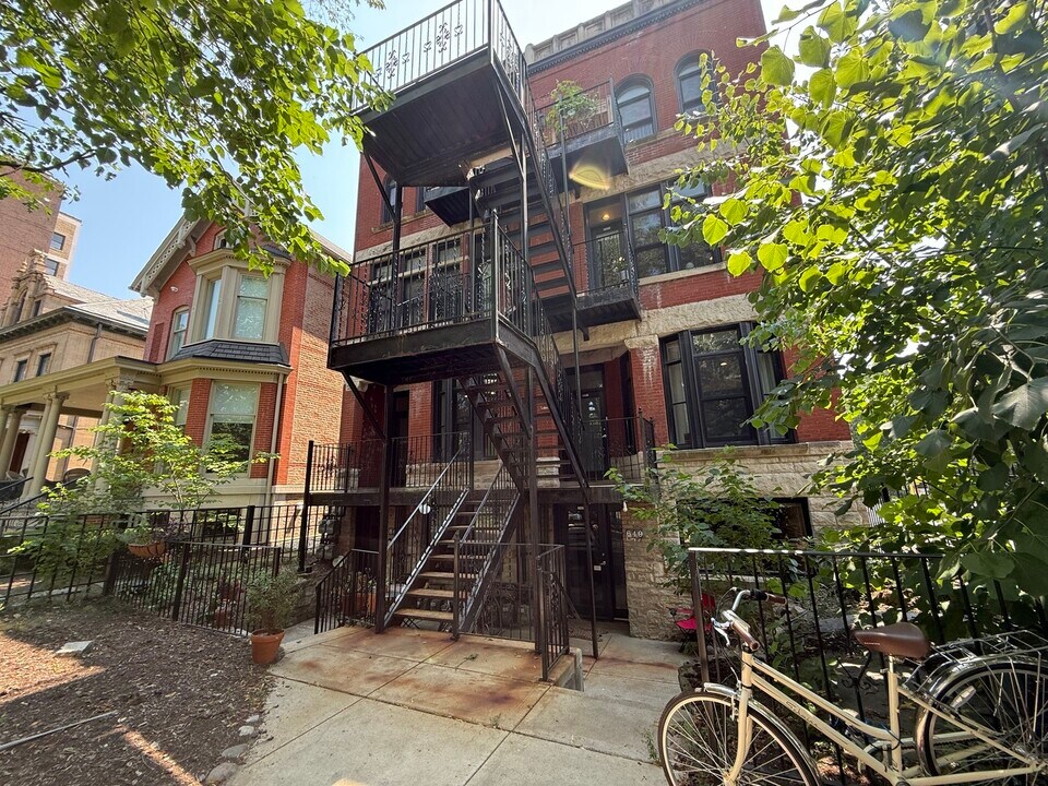 647 W Deming Pl in Chicago, IL - Building Photo