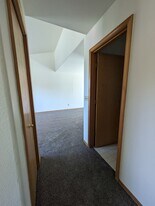 1922 SW Reindeer Ave in Redmond, OR - Building Photo