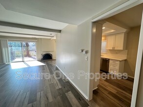 30628 Lakefront Dr in Agoura Hills, CA - Building Photo - Building Photo