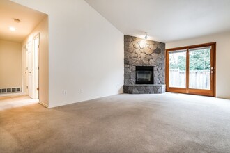 4149 West Lake Sammamish Pkwy NE in Redmond, WA - Building Photo - Building Photo