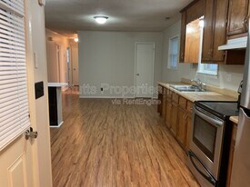 2511 Evergreen Ave in Florence, AL - Building Photo