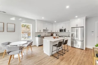 1000 Washington St, Unit 201 in Dedham, MA - Building Photo - Building Photo