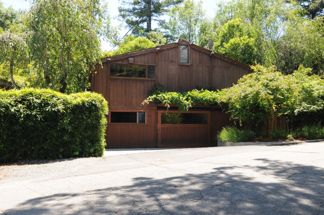 11 Hillside Ave in Kentfield, CA - Foto de edificio