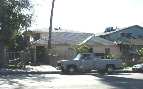 12218 Vanowen St in North Hollywood, CA - Foto de edificio - Building Photo