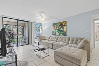 6701 N University Dr in Tamarac, FL - Building Photo - Building Photo