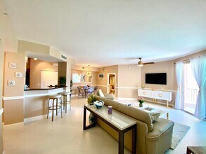 806 E Windward Way, Unit 508 in Lantana, FL - Foto de edificio - Building Photo
