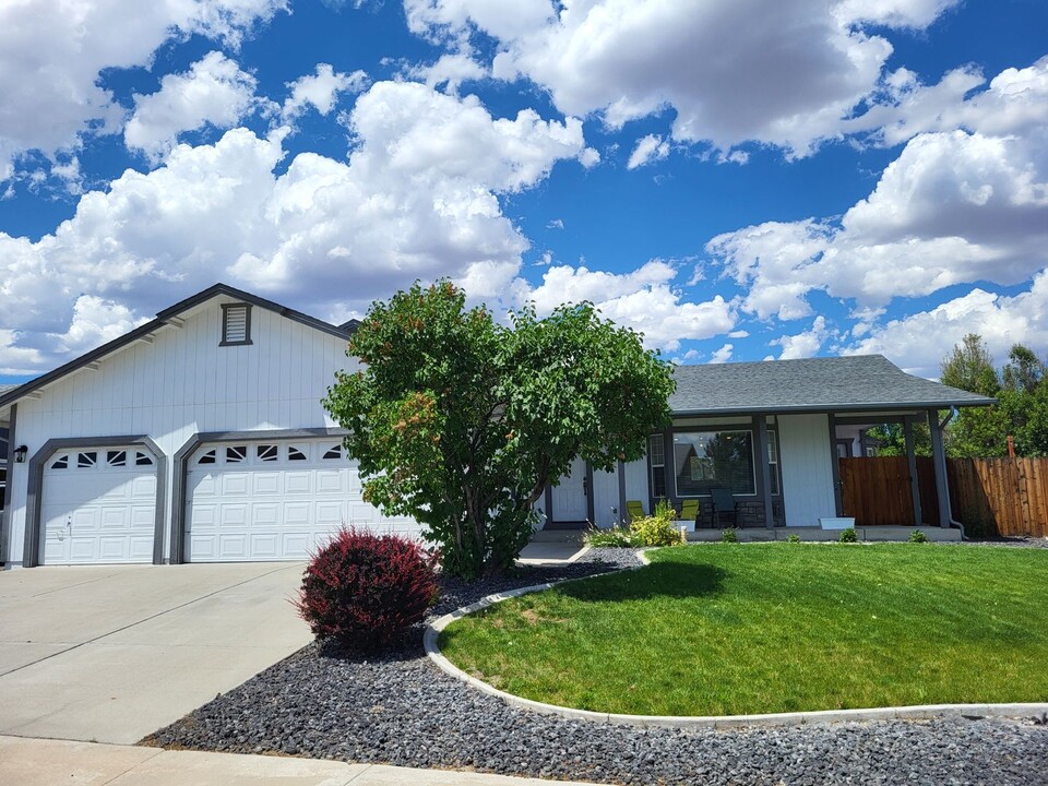 1005 Mercedes Dr in Sparks, NV - Building Photo