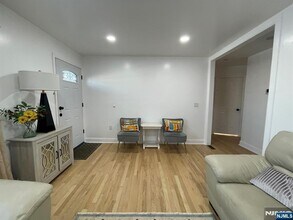 11 Raymond Pl in Hawthorne, NJ - Foto de edificio - Building Photo