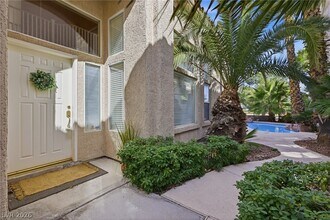 9236 Eagle Ridge Dr in Las Vegas, NV - Building Photo - Building Photo
