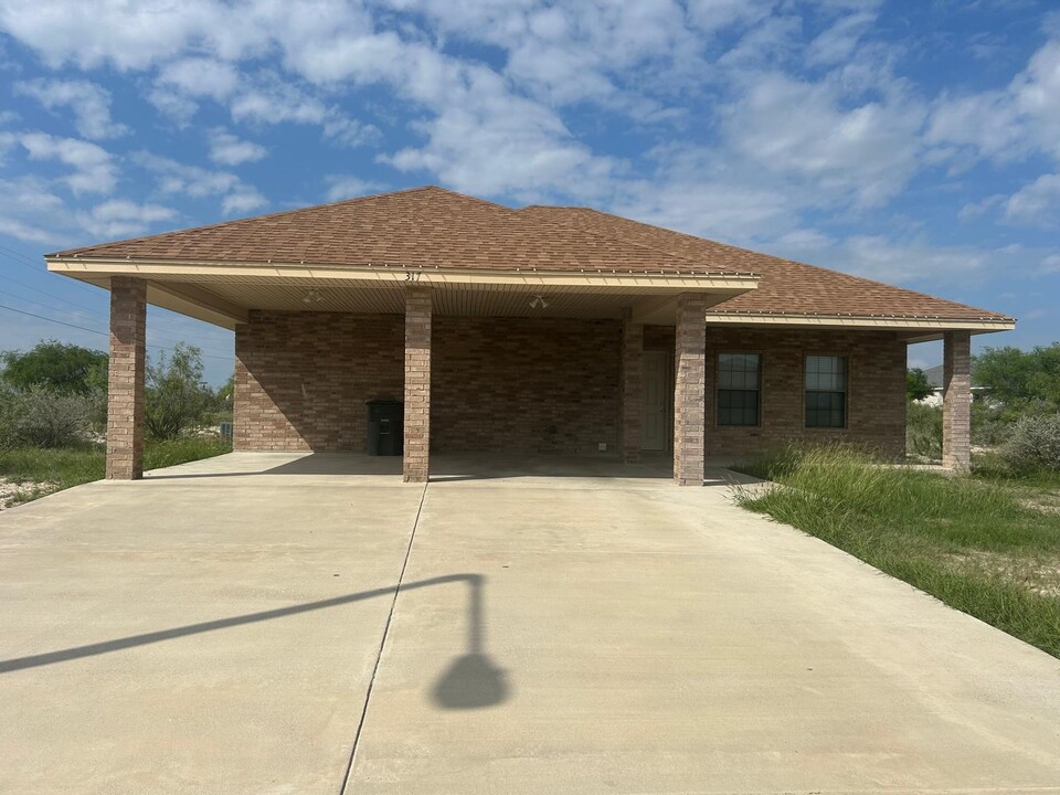 317 Don Martin Dr in Del Rio, TX - Building Photo