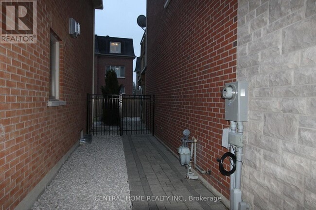 73 Headwater Crescent in Richmond Hill, ON - Building Photo - Building Photo