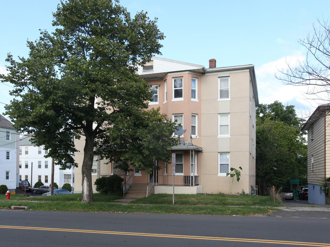 579 Burritt St in New Britain, CT - Building Photo - Building Photo