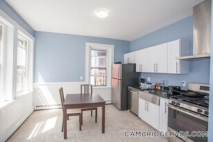 147 Columbia St, Unit 3L in Cambridge, MA - Building Photo